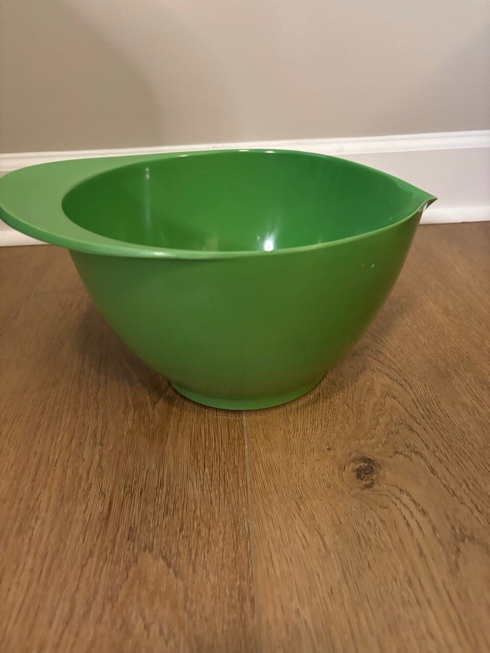 green Williams Sonoma Melamine 4 qt Mixing Bowl with Pour Spout